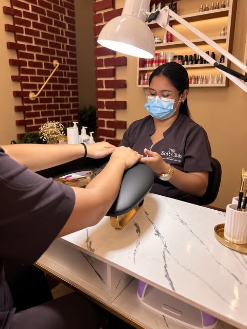 Servicio de manicure en The Soft Club León